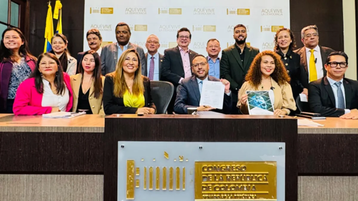 ​​​Los ministros de Ciencias, Yesenia Olaya (segunda de derecha a izquierda) y de las TIC, Julián Molina (centro) radicaron en el Congreso el proyecto de ley de Inteligencia Artificial - Foto: MinTIC