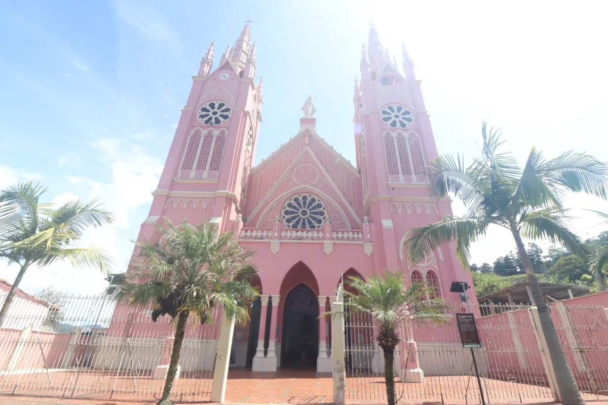 Jericó es un lugar donde la espiritualidad se funde con la cultura cafetera y el arte. Sus calles de piedra, fachadas coloridas y aire colonial, crean el escenario perfecto para una experiencia que despierta los sentidos, rodeada de paisajes que invitan a adentrarse en su cultura y tradiciones - Foto: Ronald Cano
