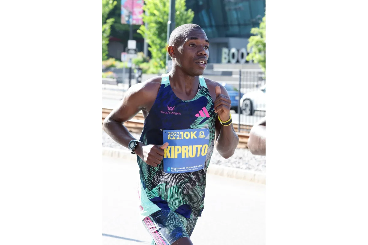 Kipruto, de 34 años, ganó la Maratón de Boston en 2021 (2:09:51), la Maratón de Chicago en 2022 (2:04:24) y la Maratón de Tokio de 2024 donde logró marca personal de 2 horas, 02 minutos con 16 segundos y también estableció el récord del recorrido - Foto: MMB