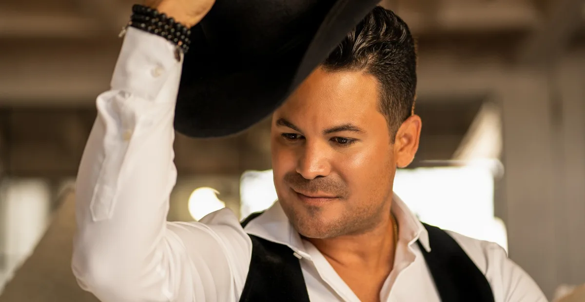 “Creo firmemente que el amor y las letras bonitas no pasan de moda. Es lo que más me inspira como cantante y compositor. Crear desde esa base siempre deberá amarse”, añade el artista - Foto: Leyder Beisan