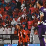 Pero Independiente Medellín no cedió, y al minuto 89, el brasilero Marcus Vinicius que acababa de entrar al minuto 76 anotó el empate, con un cabezazo tras la asistencia de Mender García - Foto: X/@DIM_Oficial