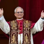 El nuevo Papa ha elegido el nombre de León XIV, un gesto que ha despertado diversas interpretaciones. Algunos expertos consideran que busca rendir homenaje a León XIII, conocido por su encíclica Rerum Novarum, que estableció las bases de la doctrina social de la Iglesia en tiempos modernos - Foto: Vatican News