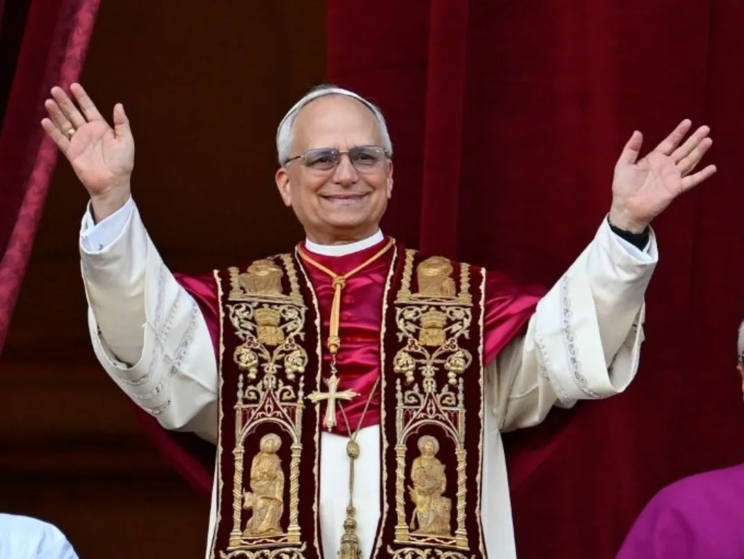 El nuevo Papa ha elegido el nombre de León XIV, un gesto que ha despertado diversas interpretaciones. Algunos expertos consideran que busca rendir homenaje a León XIII, conocido por su encíclica Rerum Novarum, que estableció las bases de la doctrina social de la Iglesia en tiempos modernos - Foto: Vatican News