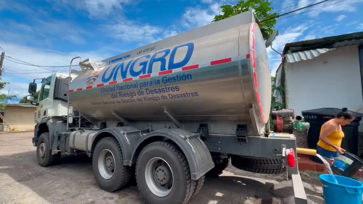 ​Diez mil habitantes se beneficiarán con agua potable utilizando el carrotanque enviado por la UNGRD. También llegaron kits de aseo, frazadas, colchonetas y carpas - Foto: UNGRD