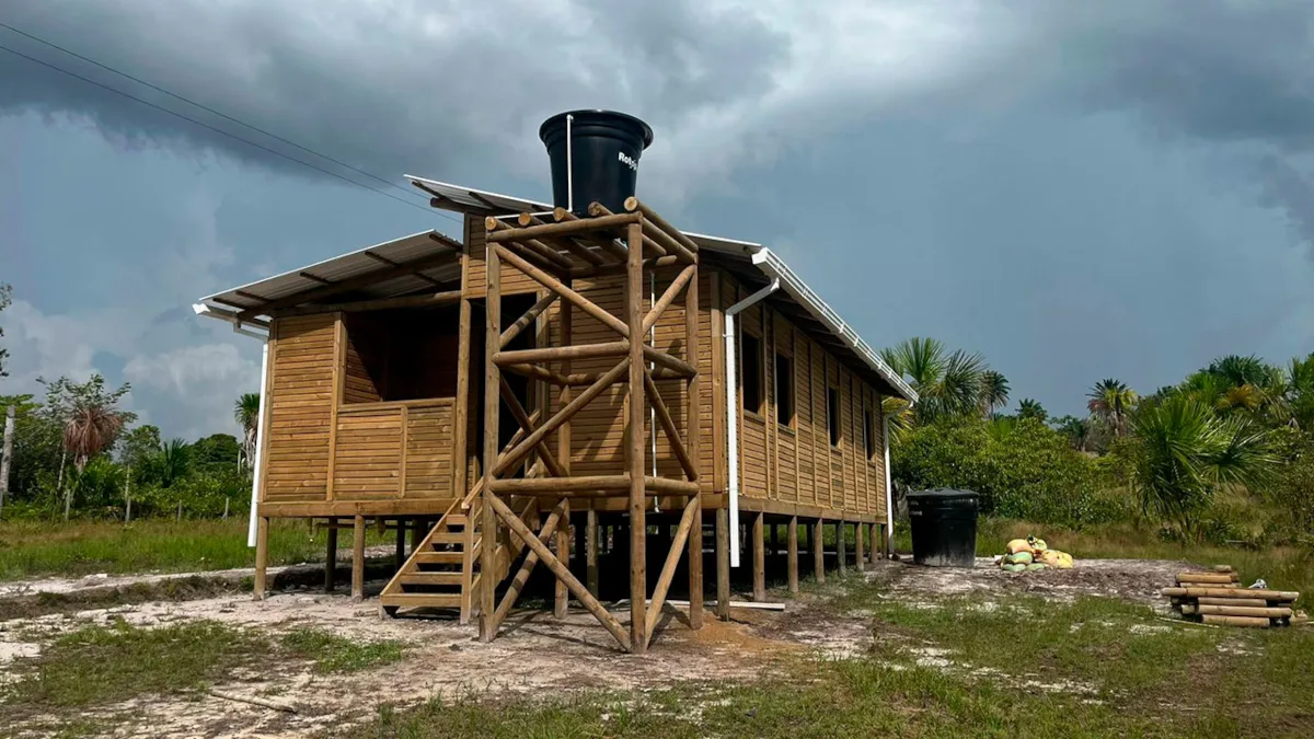 Con estructuras edificadas a partir de los saberes ancestrales, el Gobierno nacional impulsa la construcción de viviendas rurales en diferentes regiones del país - Foto: Ministerio de Vivienda