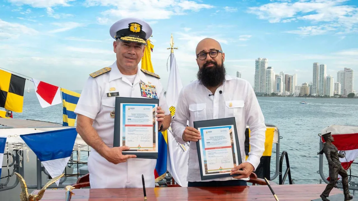 ​El director de la UNGRD, Carlos Carrillo, y el comandante de la Armada Nacional, almirante Juan Ricardo Rozo, suscribieron el convenio para la construcción del buque - Foto: UNGRD