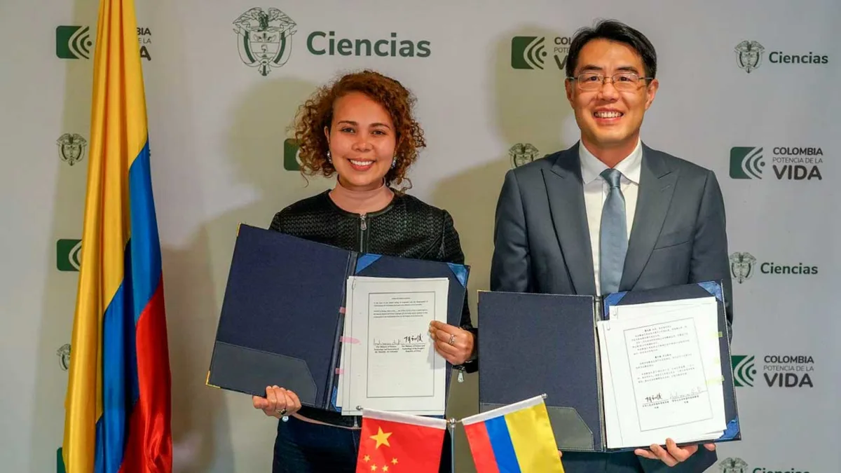 ​La ministra de Ciencias, Yesenia Olaya, y el Embajador de China en Colombia, Zhu Jingyang, firmaron un memorando de entendimiento para la cooperación entre los dos países en Inteligencia Artificial y Ciencias Cuánticas - Foto: Ministerio de las Ciencias