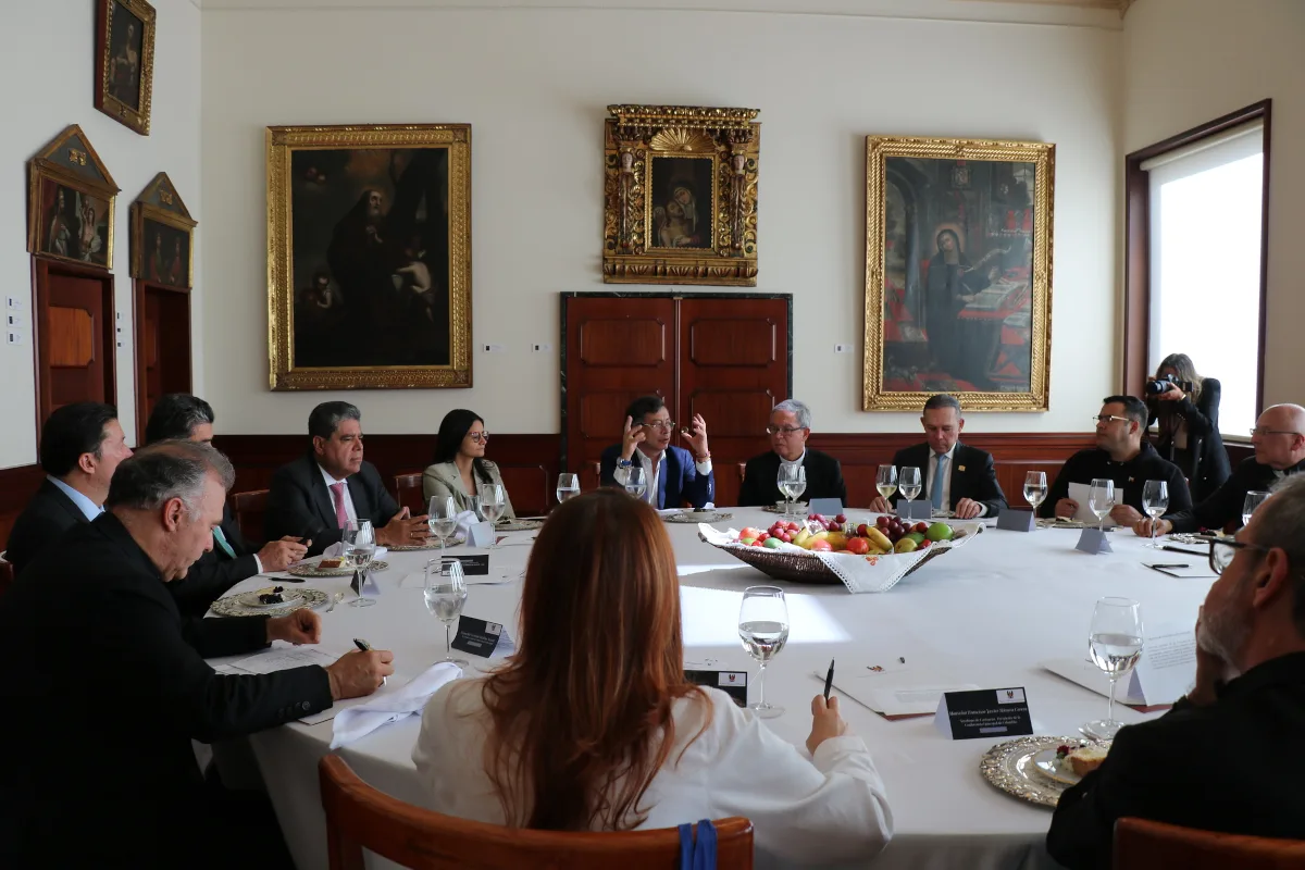 ​El presidente Gustavo Petro se reunió este lunes con representantes de la iglesia católica, del Congreso, las Cortes y los organismos de control. - Foto: Presidencia