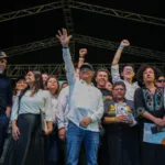 El presidente recordó los debates que lideró en 2007 contra el paramilitarismo en Antioquia, y cómo esos señalamientos le costaron la distancia de su familia. “Ese debate mostró cómo sobre Antioquia se impulsó, y luego se volvió nacional, la gobernanza paramilitar”, dijo - Foto: Presidencia