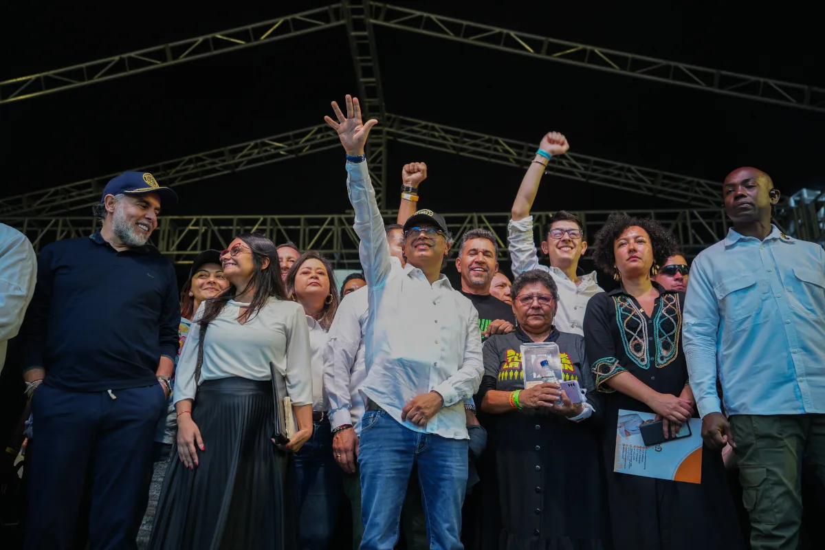 El presidente recordó los debates que lideró en 2007 contra el paramilitarismo en Antioquia, y cómo esos señalamientos le costaron la distancia de su familia. “Ese debate mostró cómo sobre Antioquia se impulsó, y luego se volvió nacional, la gobernanza paramilitar”, dijo - Foto: Presidencia