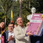 Petro calificó la aprobación de la Reforma Laboral como un “gran triunfo” para la clase trabajadora colombiana. Según sus palabras, esta representa el inicio del proceso para recuperar los derechos laborales que —según él— fueron recortados por los gobiernos neoliberales a lo largo de las últimas décadas - Foto: Presidencia
