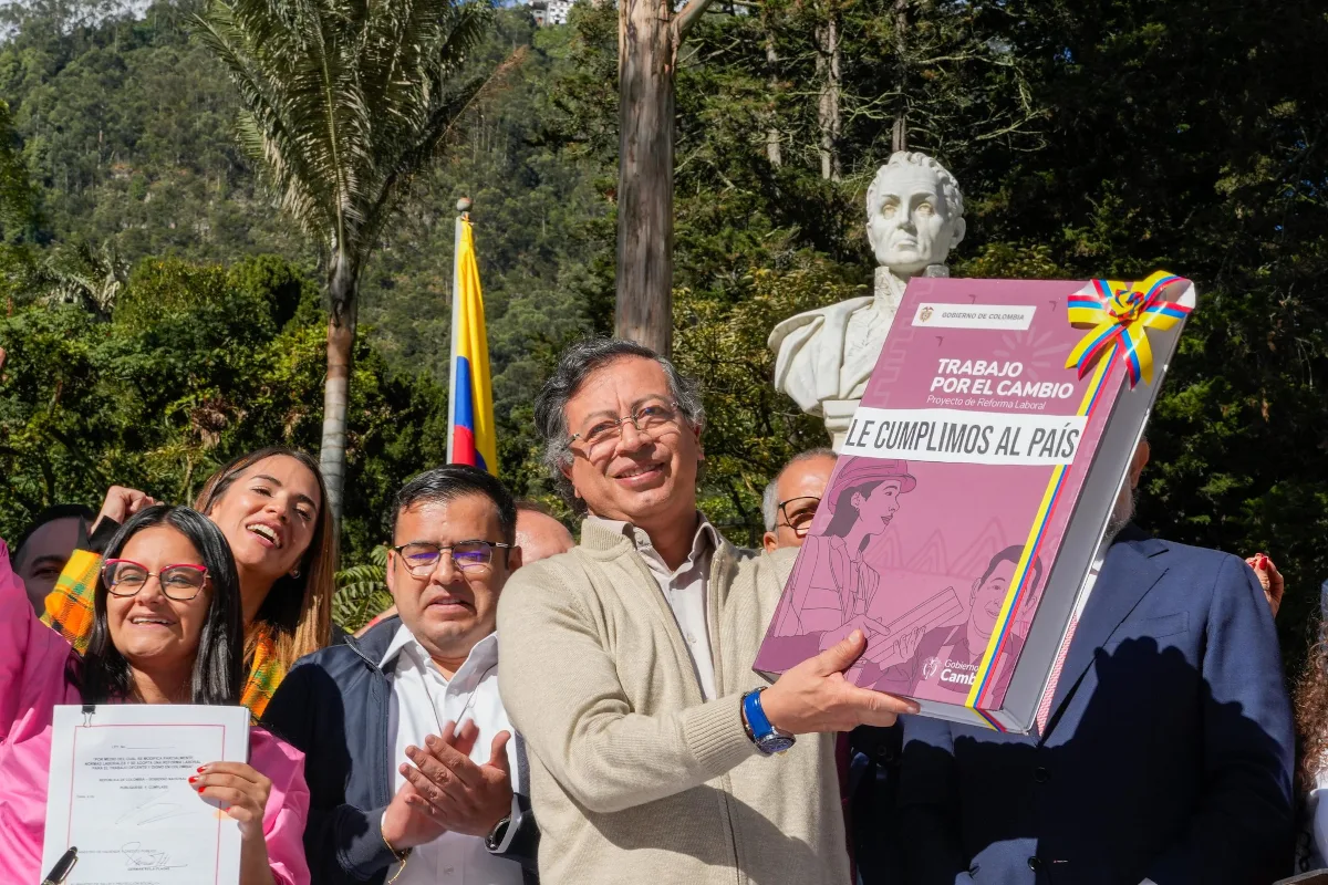 Petro calificó la aprobación de la Reforma Laboral como un “gran triunfo” para la clase trabajadora colombiana. Según sus palabras, esta representa el inicio del proceso para recuperar los derechos laborales que —según él— fueron recortados por los gobiernos neoliberales a lo largo de las últimas décadas - Foto: Presidencia