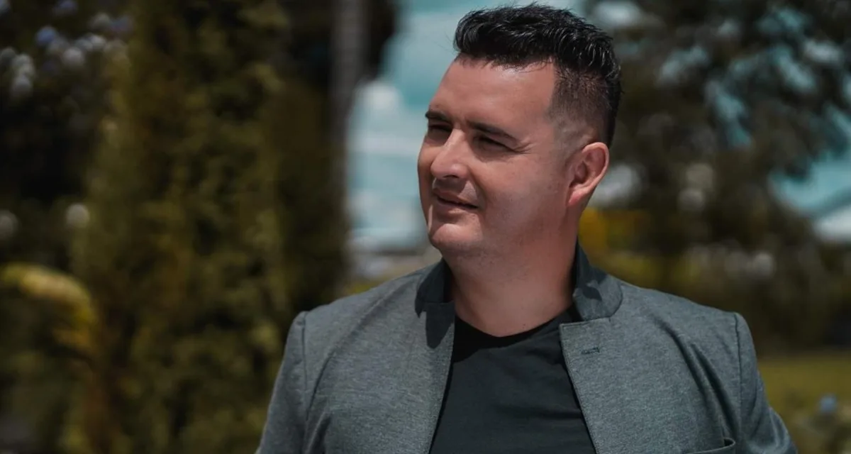 "Esta canción habla de lo que muchos viven día a día: sueños que se enfrentan con la desilusión. Quiero llegar a muchos corazones en diferentes países, porque este género es muy global, y esta historia es universal", comenta Ángel García - Foto: Ángel García