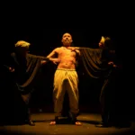 Basada en la novela de Álvaro Cepeda Samudio, esta obra aborda la memoria de la masacre de las bananeras en una representación épica, coral y musical - Foto: Andrés López/Teatro Matacandelas