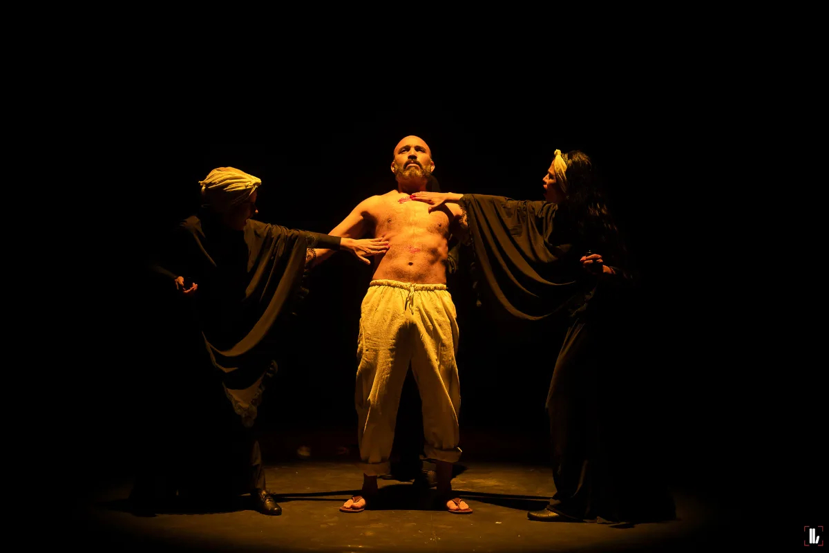 Basada en la novela de Álvaro Cepeda Samudio, esta obra aborda la memoria de la masacre de las bananeras en una representación épica, coral y musical - Foto: Andrés López/Teatro Matacandelas