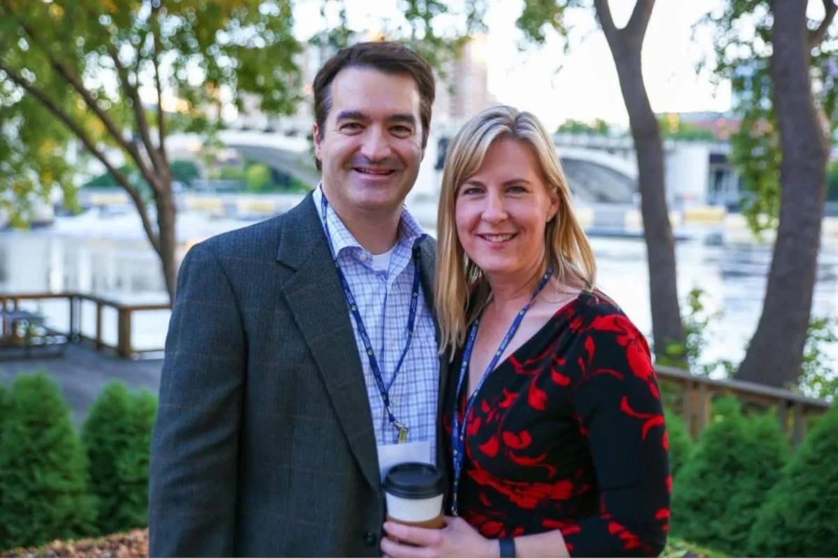 La primera víctima fue la expresidenta de la Cámara estatal, Melissa Hortman, de 55 años, quien falleció junto con su esposo Mark Hortman en su vivienda de Brooklyn Park, en lo que el gobernador Tim Walz declaró como un “‘asesinato políticamente motivado’” - Foto: X/@julieblaha