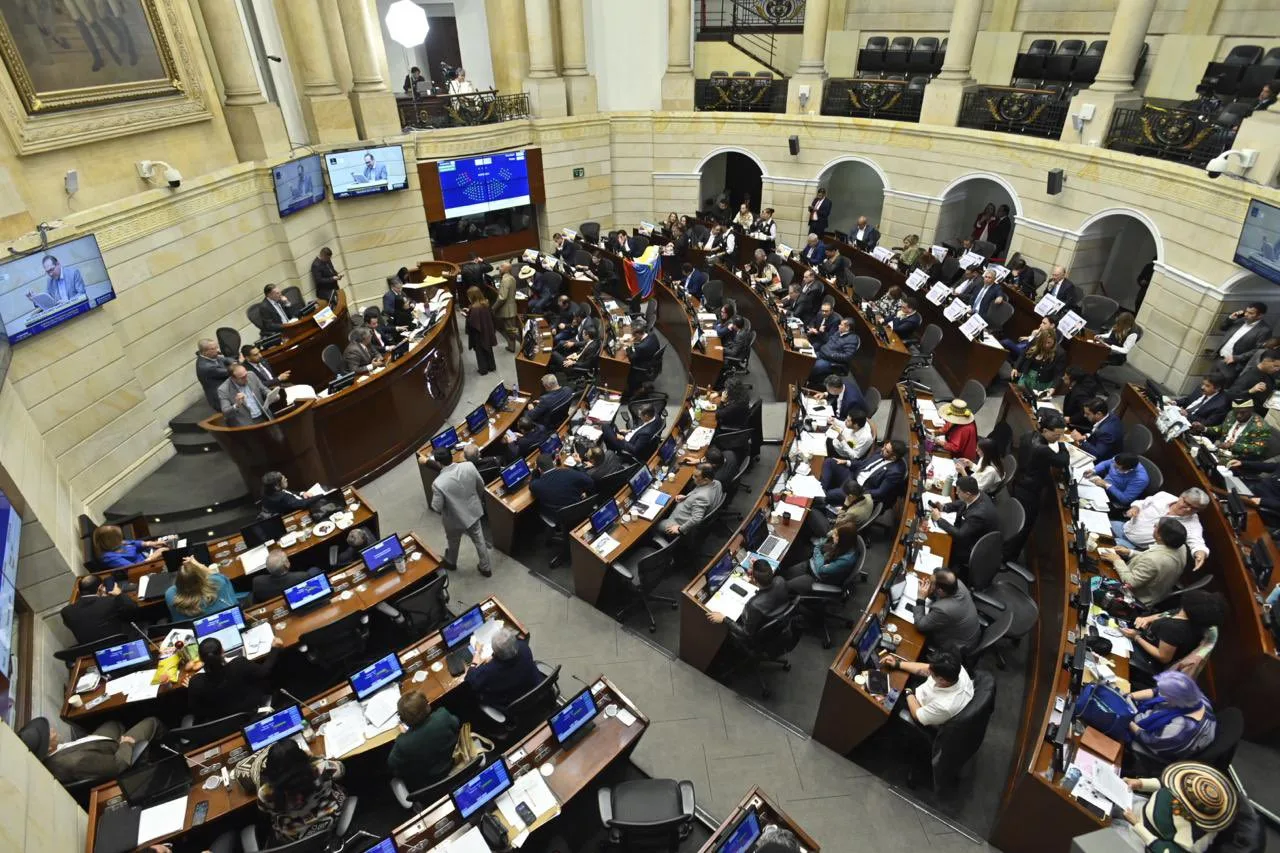 El paso a conciliación legislativa implica que una comisión integrada por representantes de ambas cámaras deberá acordar un texto unificado. Si logran consenso, la iniciativa pasará a sanción presidencial por parte del presidente Gustavo Petro - Foto: X/@SenadoGovCo