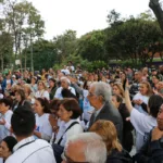La jornada se realizó como una jornada de oración y solidaridad con símbolos religiosos como imágenes de la Virgen María en un acto de esperanza por su pronta recuperación - Foto:X/@ABarriosBernal