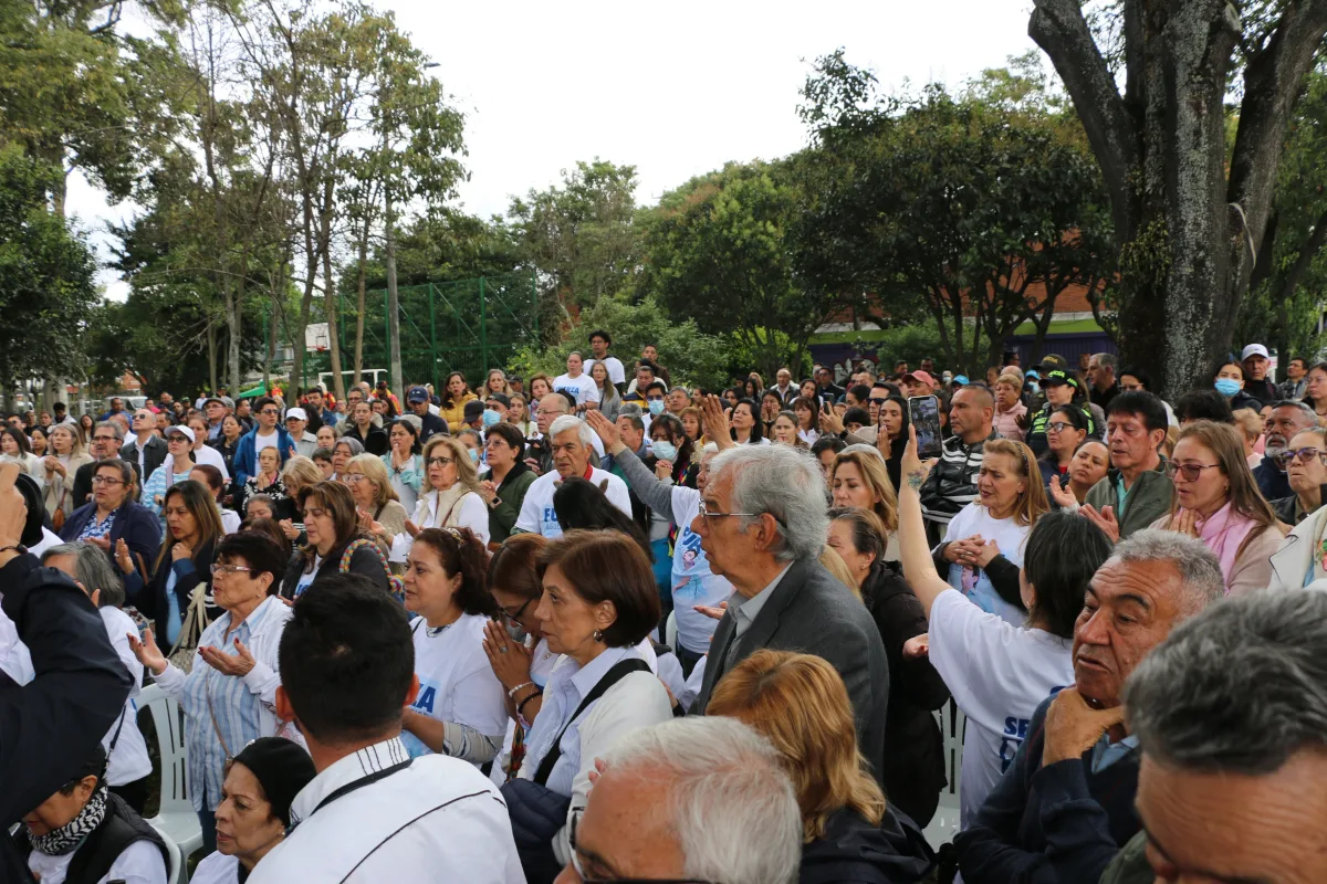 La jornada se realizó como una jornada de oración y solidaridad con símbolos religiosos como imágenes de la Virgen María en un acto de esperanza por su pronta recuperación - Foto:X/@ABarriosBernal