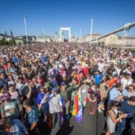 El ambiente del día fue descrito como festivo y pacífico, una expresión de resistencia civil: muchos aseguraron que era una marcha por la democracia, no solo por los derechos LGBTQ+ - Foto: X/@Europarl_EN
