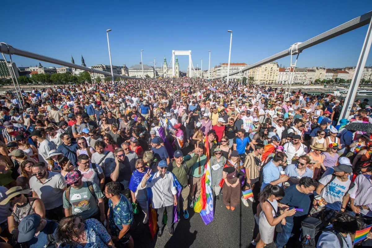 El ambiente del día fue descrito como festivo y pacífico, una expresión de resistencia civil: muchos aseguraron que era una marcha por la democracia, no solo por los derechos LGBTQ+ - Foto: X/@Europarl_EN
