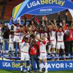 Con esta estrella, Santa Fe alcanza las 10 ligas profesionales, consolidándose entre los clubes más laureados del país. Además, clasifica directamente a la Copa Libertadores 2025, un escenario donde buscará volver a brillar internacionalmente como lo hizo en la Sudamericana 2015 - Foto: X/@SantaFe