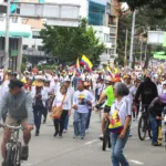 Durante los primeros minutos, la premisa del silencio fue la constante: miles de personas marcharon en silencio, portando pancartas en solidaridad con el senador y las víctimas de violencia - Foto: Ronald Cano