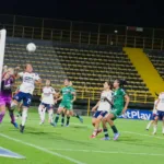 Las aseguradoras desde el primer minuto inquietaron el arco de Isabella Tejada, que con su gran actuación no solo evitó el grito de gol del equipo verde de la capital, sino que aumentó la frustración de las jugadoras de La Equidad que intentaron persistentemente anotar - Foto: Ronald Cano