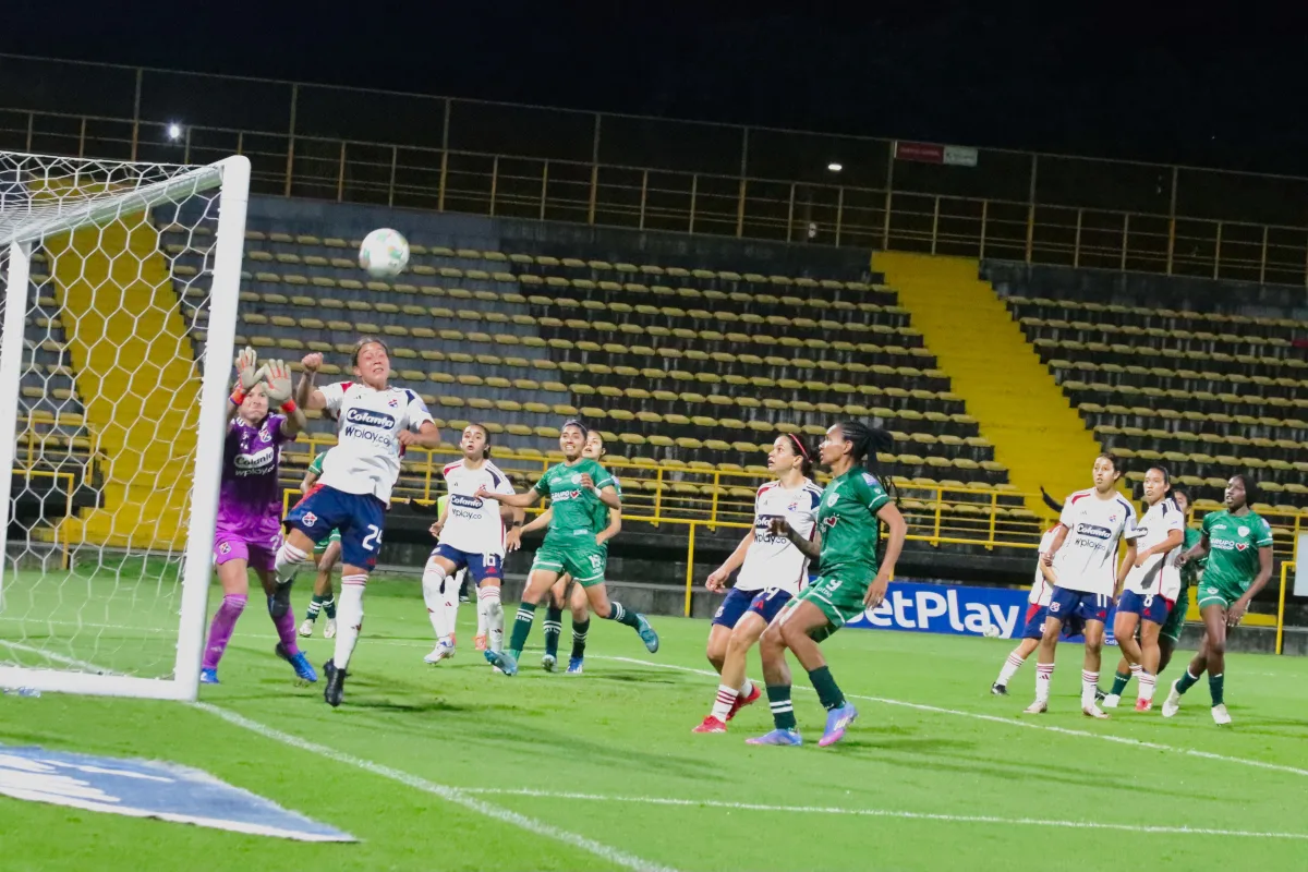 Las aseguradoras desde el primer minuto inquietaron el arco de Isabella Tejada, que con su gran actuación no solo evitó el grito de gol del equipo verde de la capital, sino que aumentó la frustración de las jugadoras de La Equidad que intentaron persistentemente anotar - Foto: Ronald Cano