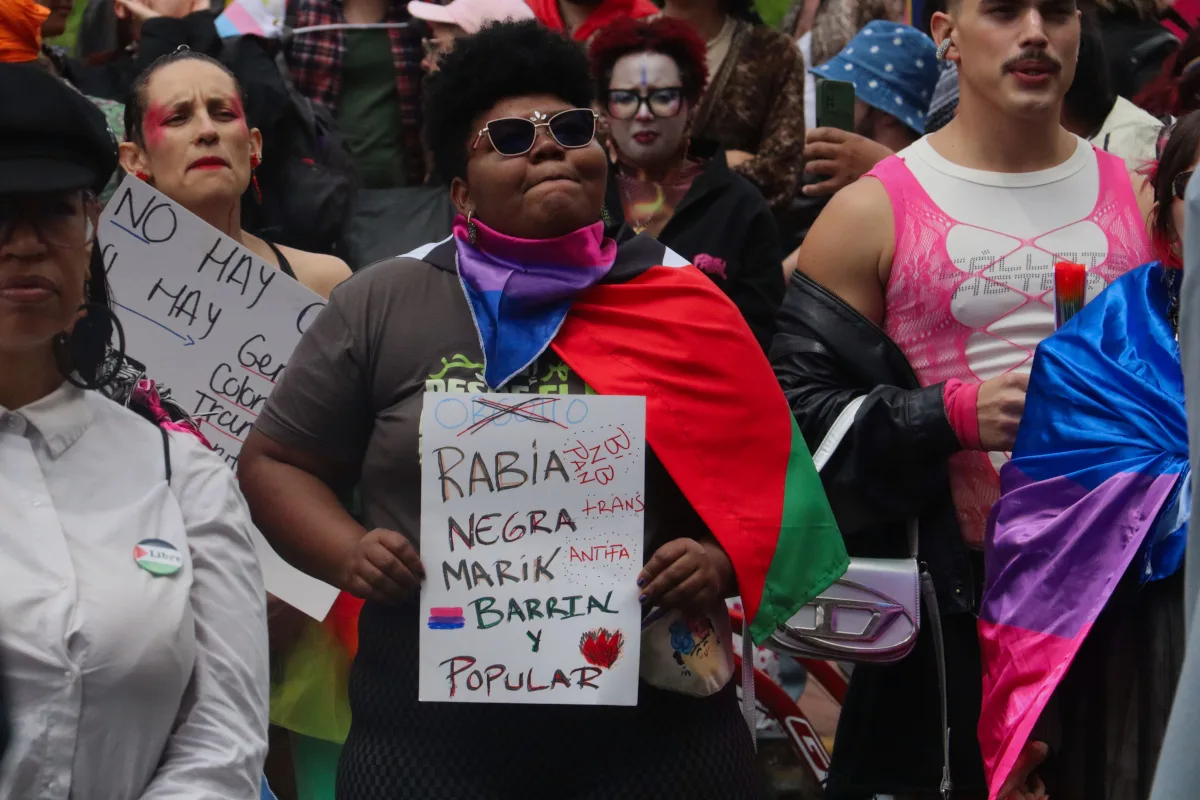A lo largo del evento se subrayó que la lucha por los derechos LGBTIQ+ sigue siendo una lucha de clases. Las personas que participaron en la movilización denunciaron que aún persisten barreras estructurales para acceder a la educación, la salud, el empleo digno y la vivienda segura, especialmente para personas trans, afrocolombianas e indígenas - Foto: Ronald Cano
