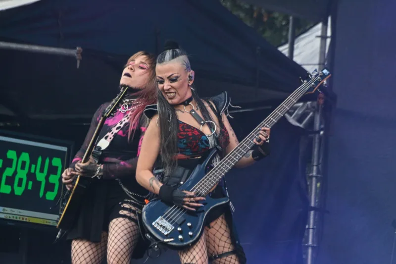 Sin Pudor, fue una de las bandas que hizo la cuota femenina en el escenario. Una de las críticas que aún recibe el festival por no llegar a una paridad - Foto: Ronald Cano