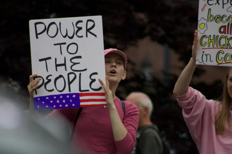 Springfield, Massachusetts; cuna del baloncesto, fue una de las 2.100 ciudades que se unieron a las protestas contra Donald Trump - Foto: Julieth Cabral