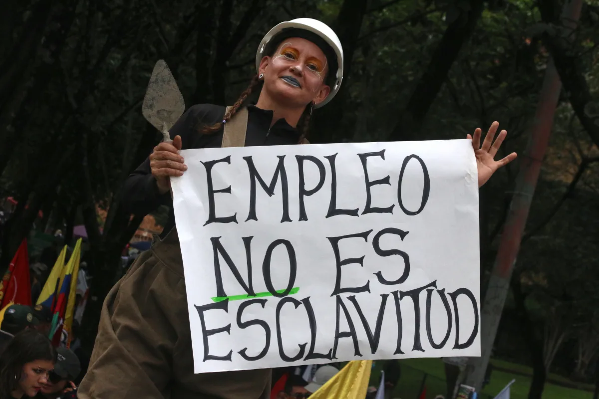 Entre las medidas más relevantes se encuentra la ampliación de recargos nocturnos a partir de las 7:00 p. m., recargo del 35 %, así como el incremento al 100 % en horas dominicales y festivas, de forma gradual hasta 2027 - Foto: Archivo/Ronald Cano