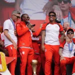 El delantero Hugo Rodallega, autor del gol definitivo, fue recibido con una ovación ensordecedora: “Esta estrella es para ustedes, para quienes nunca dejaron de creer. Gracias por tanto amor, Bogotá”, afirmó ante un público que no dejó de corear su nombre - Foto: IDRD