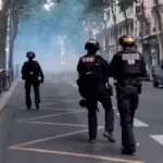 Además de los enfrentamientos, se reportaron saqueos en tiendas como Foot Locker y Maisons du Monde, a pesar de las medidas de seguridad implementadas, como persianas metálicas - Foto: Redes Sociales