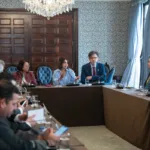 Durante el encuentro, en el que también participaron la Viceministra designada de Relaciones Exteriores, Yolanda Villavicencio, y el Viceministro de Asuntos Multilaterales, Mauricio Jaramillo, se escucharon los testimonios de varios de los familiares, quienes participaron de manera presencial y a través de videollamada - Foto: Cancillería