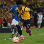 Uno de los encuentros más atractivos en el papel era el que enfrentaba a Ecuador con Brasil, y aunque el partido terminó 0-0, tuvo momentos de gran intensidad. Fue el debut oficial de Carlo Ancelotti como técnico de la 'canarinha', pero el equipo mostró dificultades para generar opciones claras de gol - Foto:X/@LaTri