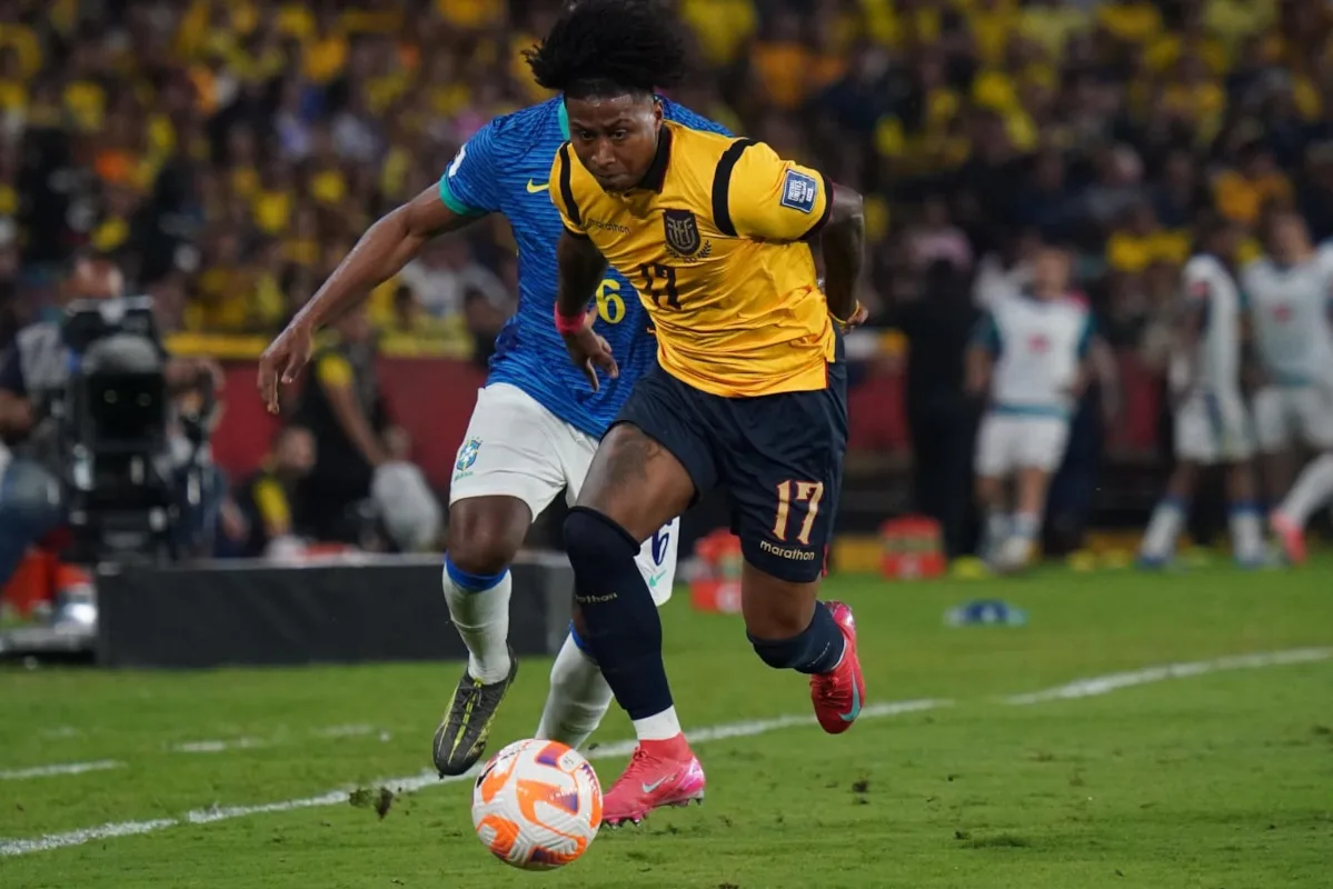 Uno de los encuentros más atractivos en el papel era el que enfrentaba a Ecuador con Brasil, y aunque el partido terminó 0-0, tuvo momentos de gran intensidad. Fue el debut oficial de Carlo Ancelotti como técnico de la 'canarinha', pero el equipo mostró dificultades para generar opciones claras de gol - Foto:X/@LaTri