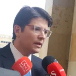 Según los primeros informes, en medio de confusos hechos, como los describió la fiscal general, Luz Adriana Camargo, un menor de edad de 15 años habría sido el autor material del ataque, disparando en repetidas ocasiones contra el precandidato presidencial, quien pronunciaba un discurso - Foto: Archivo/Ronald Cano