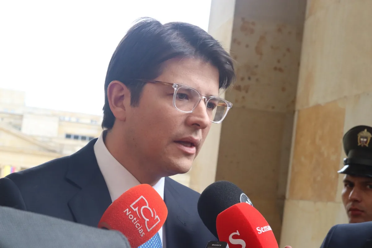 Según los primeros informes, en medio de confusos hechos, como los describió la fiscal general, Luz Adriana Camargo, un menor de edad de 15 años habría sido el autor material del ataque, disparando en repetidas ocasiones contra el precandidato presidencial, quien pronunciaba un discurso - Foto: Archivo/Ronald Cano