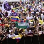 En paralelo a las movilizaciones, el Gobierno firmó el decreto que convoca oficialmente a la consulta popular, un paso significativo en su estrategia para respaldar las reformas ante posibles bloqueos institucionales. La firma del decreto se realizó antes de la votación en la plenaria del Senado, lo cual generó fuertes reacciones - Foto: X/@infopresidencia