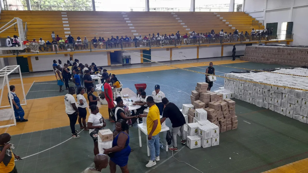 Desde hace dos semanas se inició el descargue de vehículos que transportan kits de asistencia humanitaria destinados a atender a más de 5.700 familias damnificadas por inundaciones y deslizamientos registrados en diversas zonas del distrito - Foto: UNGRD