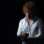El guitarrista, productor y compositor colombo-mexicano cuenta con una trayectoria de más de 20 años en la música, lo que lo ha llevado a trabajar con grandes artistas en giras internacionales, crear música para televisión y producir artistas independientes - Foto: Tappan