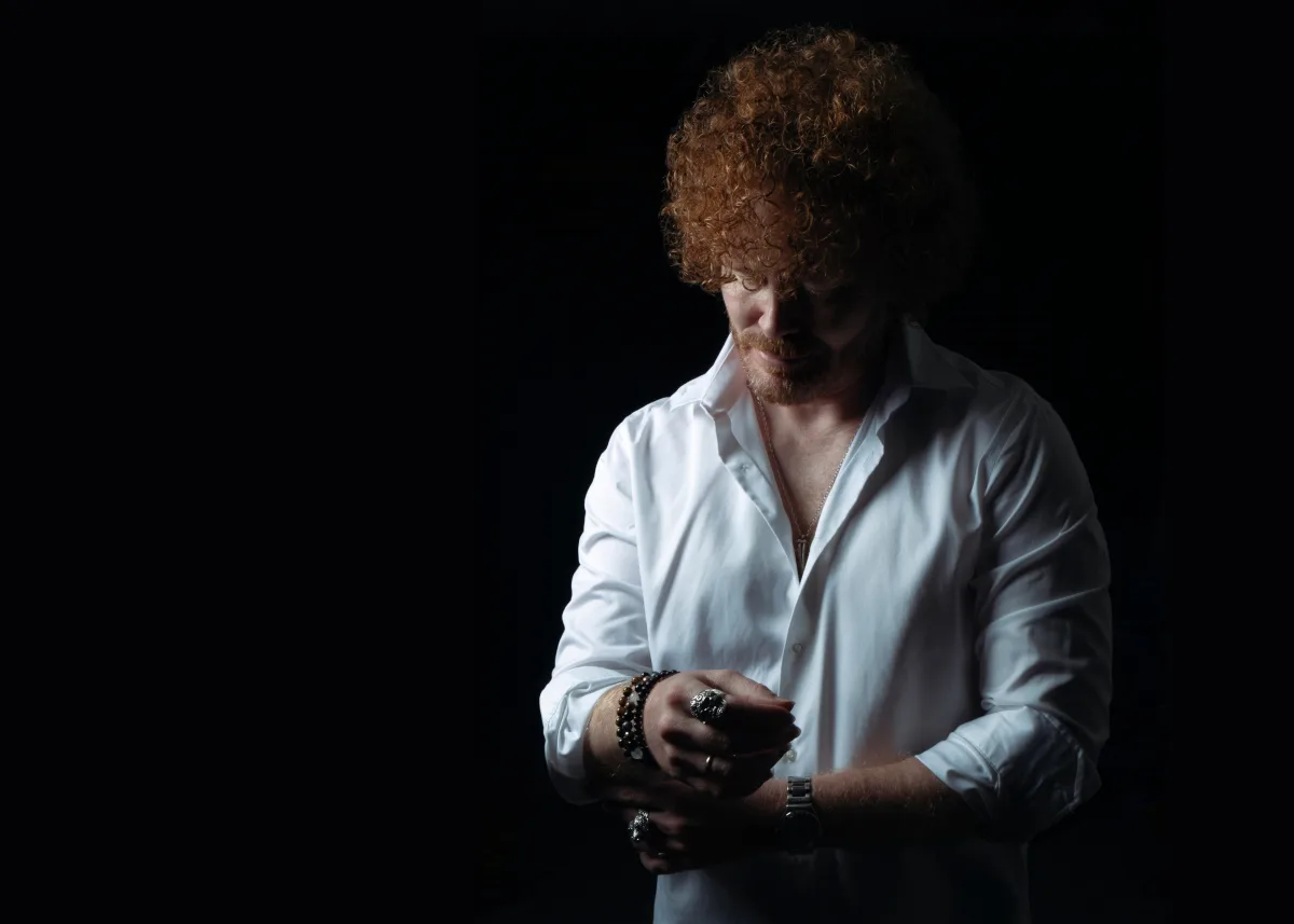 El guitarrista, productor y compositor colombo-mexicano cuenta con una trayectoria de más de 20 años en la música, lo que lo ha llevado a trabajar con grandes artistas en giras internacionales, crear música para televisión y producir artistas independientes - Foto: Tappan