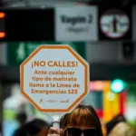 Son cuatro botones de pánico distribuidos en la estación, dos en cada vagón. Estos dispositivos son el plan piloto, donde TransMilenio se encuentra adelantando una evaluación frente al funcionamiento del botón y cuáles serían las próximas estaciones que requieren de la implementación de esta estrategia - Foto: Secretaría Distrital de Seguridad, Convivencia y Justicia