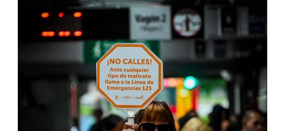 Son cuatro botones de pánico distribuidos en la estación, dos en cada vagón. Estos dispositivos son el plan piloto, donde TransMilenio se encuentra adelantando una evaluación frente al funcionamiento del botón y cuáles serían las próximas estaciones que requieren de la implementación de esta estrategia - Foto: Secretaría Distrital de Seguridad, Convivencia y Justicia