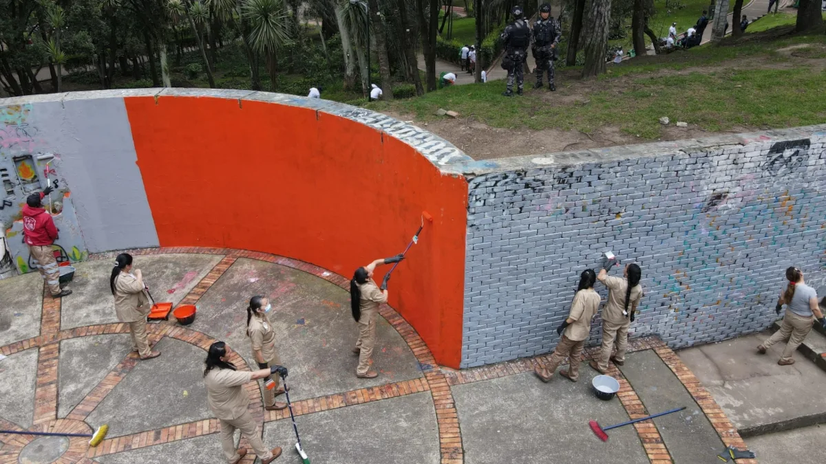La intervención incluyó labores de limpieza, pintura, ornato y mejoramiento de cerramientos, y fue posible gracias a la articulación interinstitucional entre el Instituto Distrital de Recreación y Deporte (IDRD), la Secretaría de Gobierno, la Secretaría de Seguridad y el INPEC - Foto: IDRD