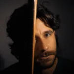 Farid confiesa que salir de su zona de confort musical fue un reto: “Tuvimos que estudiar bien las melodías de la época, analizar letras, procesos y el lenguaje musical para darle vida a esta canción. Fue desafiante, pero una vez entendimos la esencia, todo fluyó” - Foto: Farid Abauat 