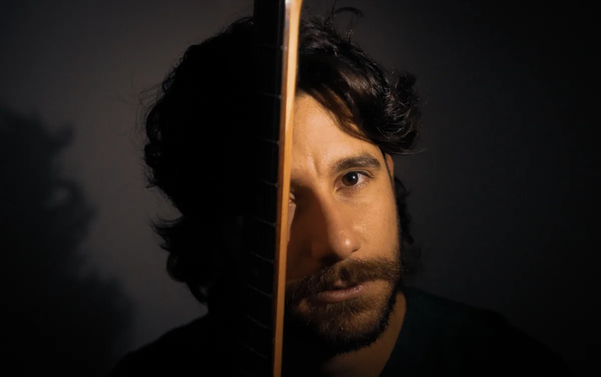Farid confiesa que salir de su zona de confort musical fue un reto: “Tuvimos que estudiar bien las melodías de la época, analizar letras, procesos y el lenguaje musical para darle vida a esta canción. Fue desafiante, pero una vez entendimos la esencia, todo fluyó” - Foto: Farid Abauat