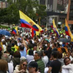 En medio de las manifestaciones no solo se elevaron oraciones, sino también se escucharon consignas contra el presidente Gustavo Petro y su administración. Varios de los manifestantes exigieron mayor seguridad para los líderes políticos y denunciaron lo que consideran una politización de la justicia y debilitamiento de las instituciones - Foto: Paula D'Pablos